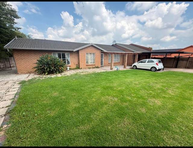 6 BEDROOM HOUSE FOR SALE IN THE REEDS